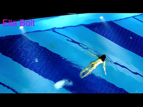 ❤️ Nu mă pot opri din privit, tânără blondă surprinsă înotând goală în piscina stațiunii ELLA BOLT ️  at porn ro.hellporno-com.ru ❌